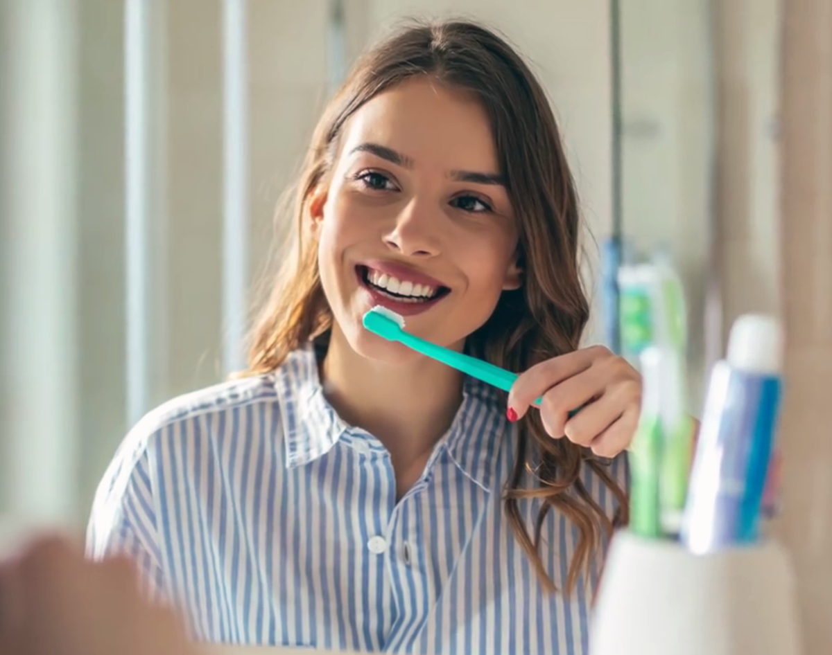 Чистим два раза: после завтрака и перед сном в течение 2 минут. 