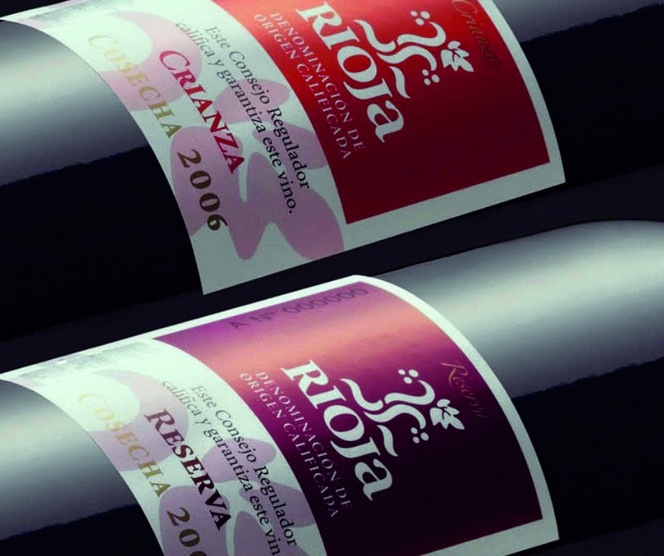 На бутылках вин Риохи вы можете увидеть два вида красной этикетки, гарантирующей подлинность этих вин. Что же означают эти этикетки?