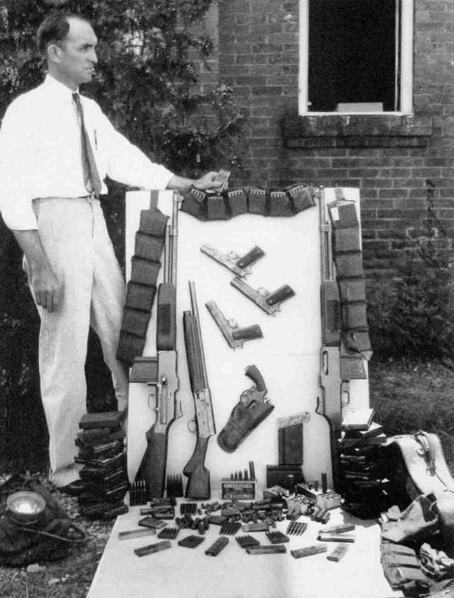 Арсенал оружия, обнаруженный в автомобиле знаменитых налётчиков Бонни и Клайда, США, 1934 год.
