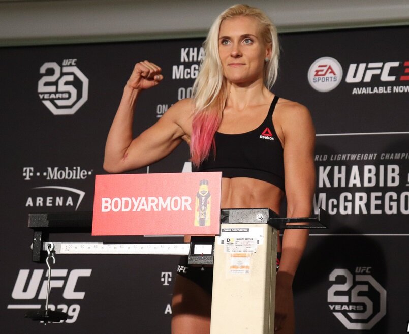 В то время как все СМИ гудят о "Бое века", почему-то никто не упоминает о единственной российской девушке, которой завтра так же предстоит бой! А зовут эту девушку Яна Куницкая. Ей всего 28 лет,выступает в смешанных единоборствах и муай тай. Входит в TOP-10 девушек бойцов в весовой категории 145 lbs (65,6 кг). Чемпионка России по тхэквондо, Чемпионка России по тайскому боксу, чемпионка мира по грепплингу, чемпионка мира по ММА BUSHIDO FC, многократная чемпионка международных турниров по рукопашному бою, кикбоксингу, тхэквондо. А ведь это очень достойная восхищения представительница женского пола. С виду хрупкая, но со стальными мышцами!С безумной силой воли и непреодалимой жаждой победы. Она выросла в спортивной семье, с ранних лет занималась тхеквандо. С 18 лет она пришла в смешанные единоборстваа. Уже в 19 лет она попала в профессиональную команду «Action Force» и одержала победу техническим нокаутом. В её жизни были и победы и поражения, она в 2013 году даже ушла в тренерскую деятельность, но в 2016 году решила вернуться, к сажалению она проиграла в дебютном бою Заире Дышековой на турнире ACB 32. Яна подписала контракт с лигой Invicta,первом же бою Яна одержала победу над Тоней Эвинджер и стала чемпионкой, но ненадолго.После опеляции потерпевшей стороны, бой решили повторить.И проиграла. После этого она все же вернула себе титул Invicta, победив единогласным решением судей Ракель Паалухи. Вот такие девушки у нас в России. Давайте поддержим завтра Яну.