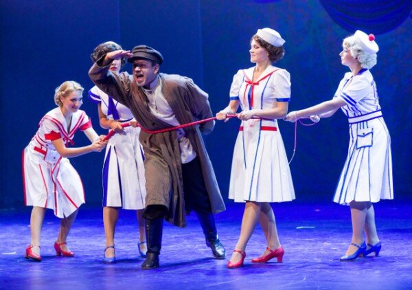 Каждый номер - это не только песня, но и атмосфера того времени. Довоенная мода - белые с цветными вставками платья с юбками в складочку; всегда удивлялась как можно было поддерживать белизну такой одежды без стиральной машины и всяческих средств?)) Каждая песня - это целый спеектакль, где герои проживают свою жизнь.
Фото Владимира Майорова
