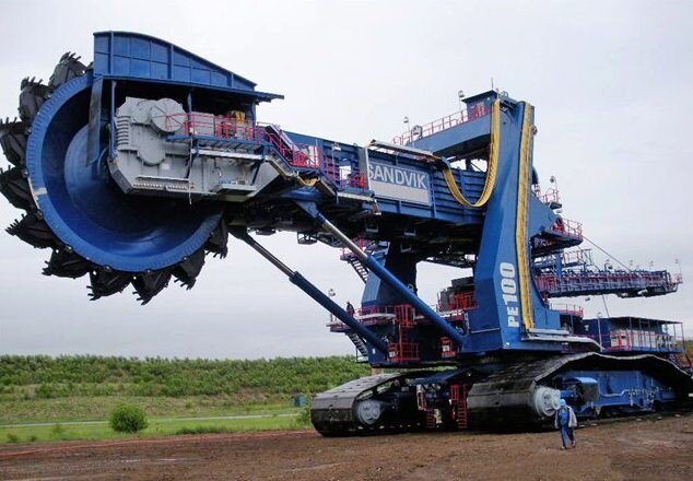 В давние времена это были разнообразные домашние животные и простейшие приспособления: рычаги, блоки, лебедки. Шло время, прогресс не стоял на месте. Беспокойный человеческий разум сумел «приручить» такие силы природы, как воду, пар и электричество. Люди научились создавать огромные механизмы, которые выполняют за нас самую сложную и опасную работу. Размеры некоторых из них, действительно, впечатляют. Мы подготовили для вас список, в который вошли самые большие машины в мире. 0 СМОТРЕТЬ ВСЕ ФОТО В ГАЛЕРЕЕ