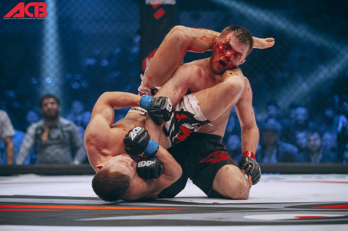 АСВ 32: Магомедов М. ( сверху) защищается от попытки приёма со стороны Петра Яна