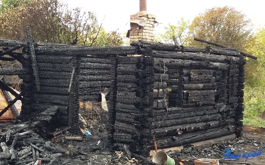 Утром 8 октября еще один пожар произошел в деревне Деревной. Там загорелась летняя кухня, принадлежащая 76-летнему мужчине. В момент возгорания в помещении находился хозяин и его сосед, 1952 года рождения. 