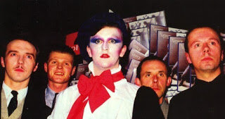 Сегодня я хотела бы поговорить об одном из ярчайших представителей жанра синти-поп и нью-вейв - группе Visage, основанной в 1978-м году в Лондоне. В её состав вошли: Расти Иган (The Rich Kids), Мидж Юр, Билли Карри (Ultravox), Дэйв Формула (Magazine) и Стив Стрэндж.