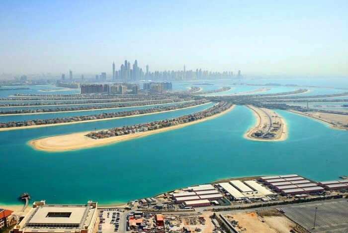 
Palm Islands - рукотворные острова, выполненные в виде пальмы.

Насыпные пальмовые острова в Дубае.
Пальмовые острова в Дубае признаны настоящим инженерным и архитектурным чудом. За последние годы было создано 3 острова - (Пальма Джумейра, Пальма Джебель Али и Пальма Дейра). Для их возведения на морское дно было насыпано 85 000 000 кубов песка. Этот архипелаг виден с Луны даже невооруженным глазом.