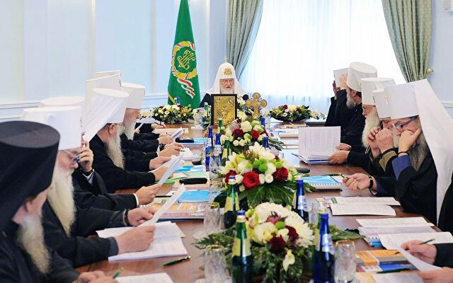 
Продолжается конфликт междц православными церквями, к которому привязано внимание всего мира. Как стало известно буквально несколько минут назад, на завершенном в Минске заседании Священного Синода было принято очень серьезное и отчасти судьбоносное решение. РПЦ прерывает все евхаристические связи с патриархом Константинопольским Варфоломеем и его патриархатом.