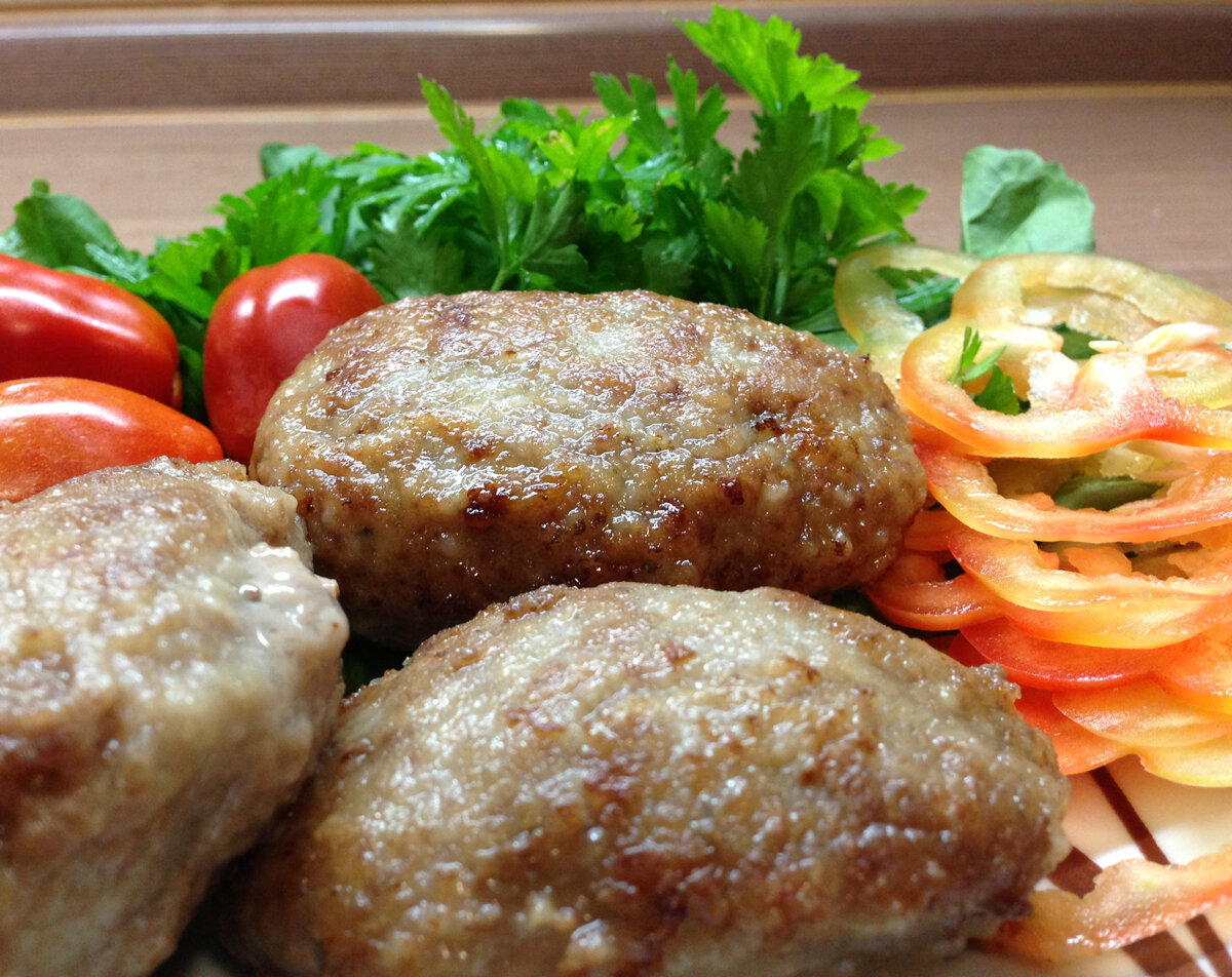 ГОТОВИМ КОТЛЕТЫ....