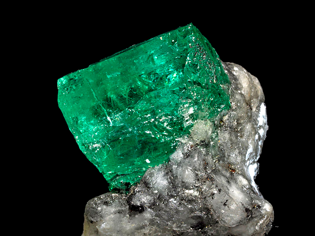 Стоимость изумруда высокая - до 200 000 долларов за карат. Издавна почитаем большинство женщин, начиная с Клеопатры. Статьи выходят каждый день после 18:00 по  мск.