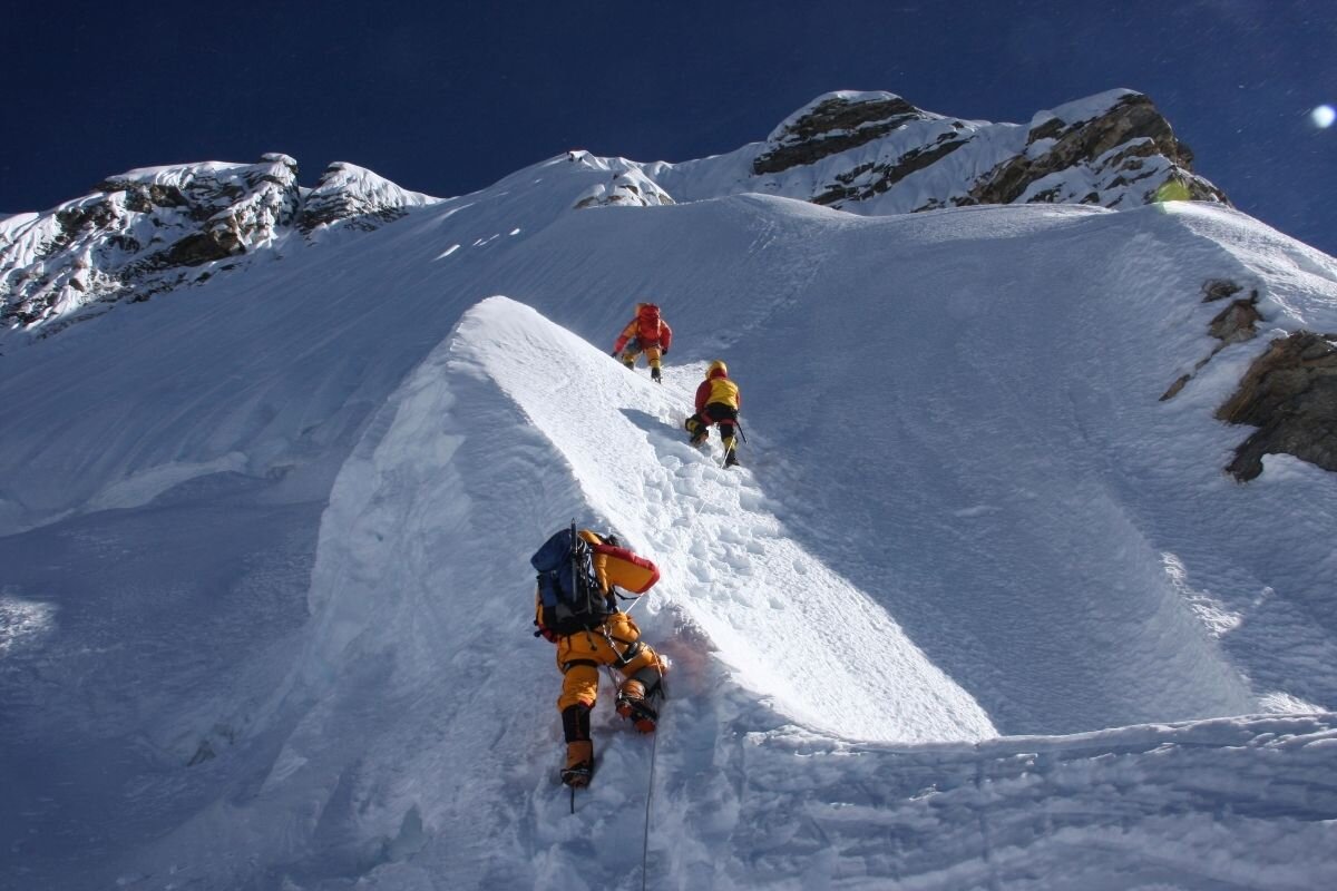 Mountain expedition. Альпинист восхождение на Эверест. Эверест гора поход. Джомолунгма альпинисты.