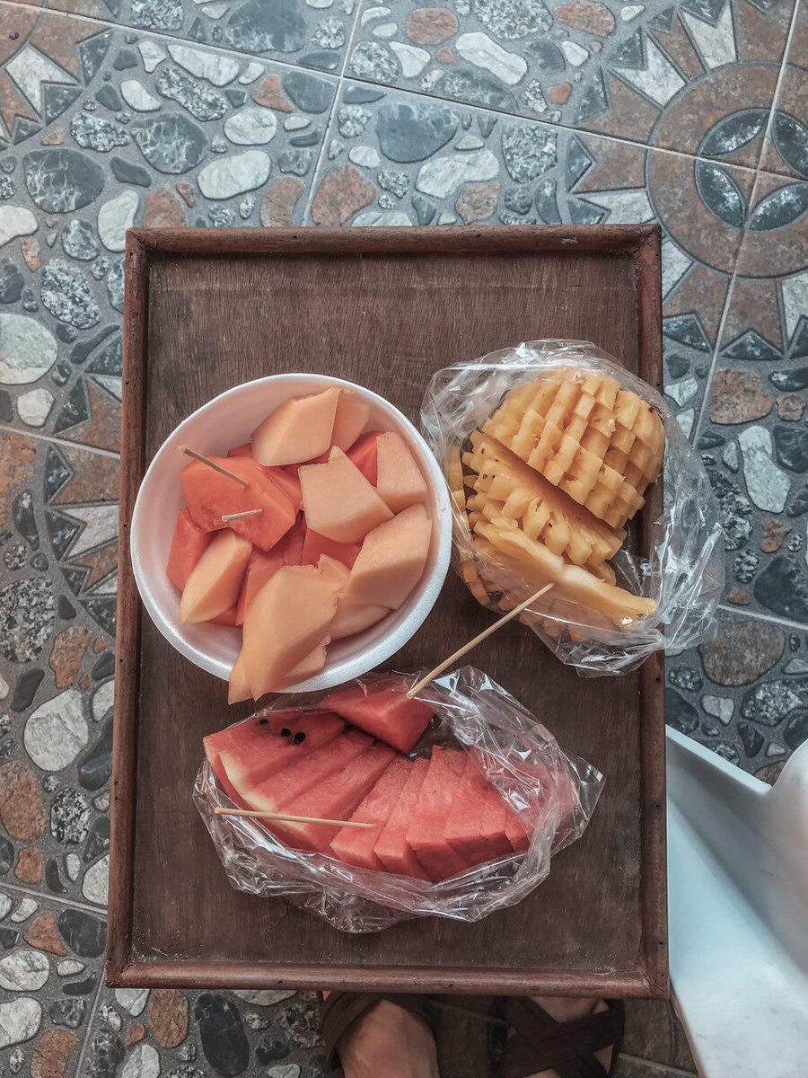 На фото 4 порции фруктов. Каждая порция стоит 40 рублей.