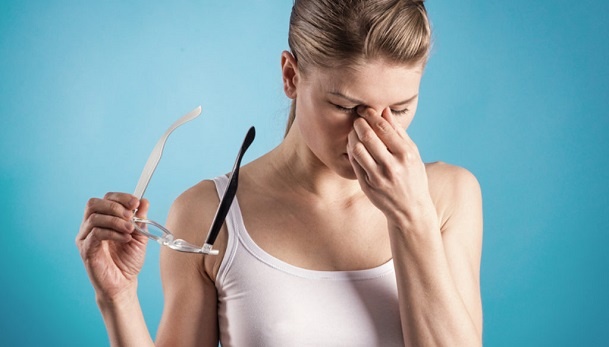 
Усталые глаза можно оживить промыванием с последующим прикрытием ладонями на несколько минут. В диету нужно включать побольше морковного сока, яблок, сельдерея, капусты, петрушки, редиски. Подвергайте ваши глаза воздействию солнечных лучей, конечно, прикрыв веки. Сидите, повернув лицо к солнцу, и медленно двигайте головой из стороны в сторону, ощущая тепло солнечных лучей.