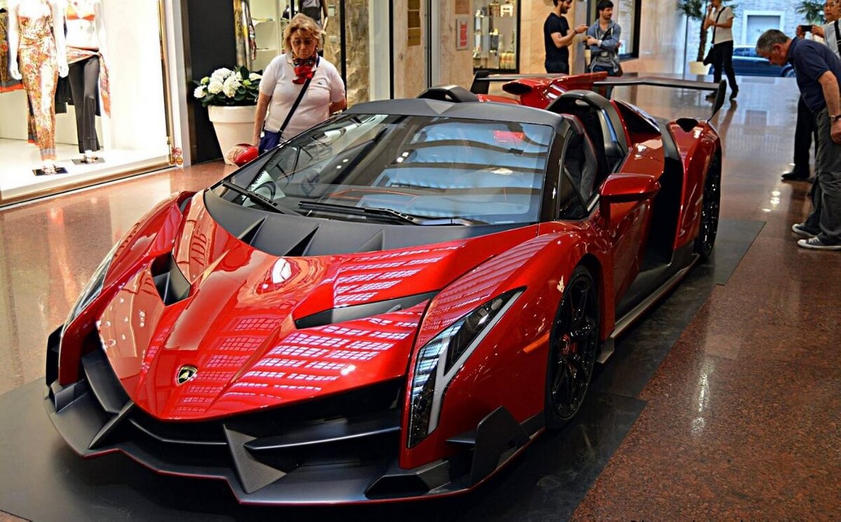 Модель автомобиля Lamborghini Aventador из золота