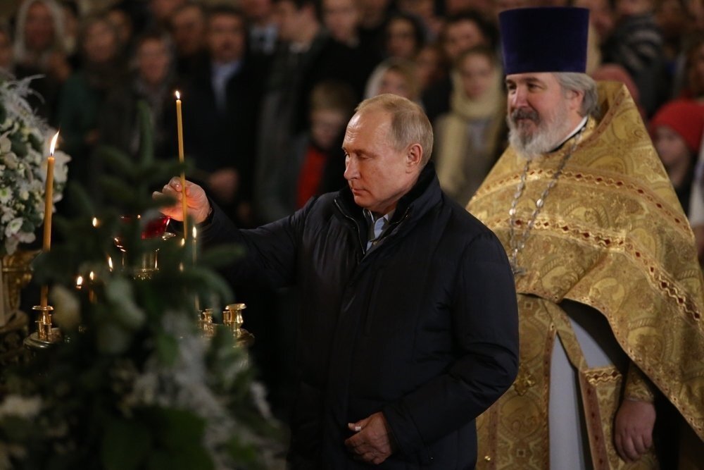 Владимир Путин на рождественской службе в Спасо-Преображенском соборе. Фото РГ