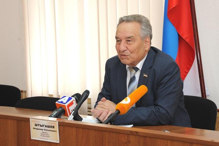 Прогремевший на всю страну «дебильный» скандал вокруг имени губернатора республики Валентина Коновалова и оскорбившего его журналиста Михаила Леонтьева является «личным делом описываемого» 19rus.info конфликта.  Так считает главный эксперт аппарата Верховного Совета Хакасии Максим Чаптыков. 
Это мнение является официальной реакцией спикера ВС РХ Владимира Штыгашева, по поручению которого господин Чаптыков и отреагировал на официальный запрос  ИА "Хакасия". В этом запросе содержалась просьба к Владимиру Штыгашеву прокомментировать возникший еще в середине декабря прошлого года скандал вокруг крайне оскорбительных слов пресс-атташе «Роснефти» Михаила Леонтьева в адрес главы РХ Валентина Коновалова, а затем и всего населения республики. Позже этот скандал получил в обществе название «дебильный».

 Стыд и позор: Хакасия реагирует на нанесенное на всю страну оскорбление населению и властям республики.

Заметим, что Владимир Штыгашев уже в некоторой степени публично комментировал эту тему, случайно вспомнив о ней во время церемонии награждения победителей журналистского конкурса «Хрустальный барс-2018».

    Тогда он заявил журналистам: «Когда вы стаей решили облаять какого-то Леонтьева, своего же коллегу, кстати, то это совсем некрасиво».

И еще добавил несколько любопытных слов...