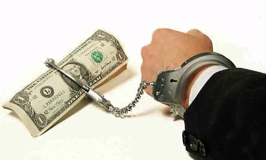 Деньги наручники. Кредитный долг. Коррупция как привычка. Кредитная задолженность.