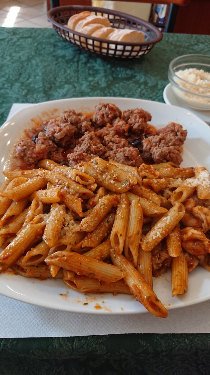 Piatto unico (паста + фрикадельки по-деревенски) за 6 евро