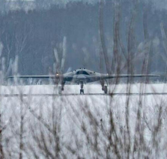БПЛА С-70 Охотник. Вид спереди. Хорошо виден воздухозаборник в верхней части фюзеляжа.