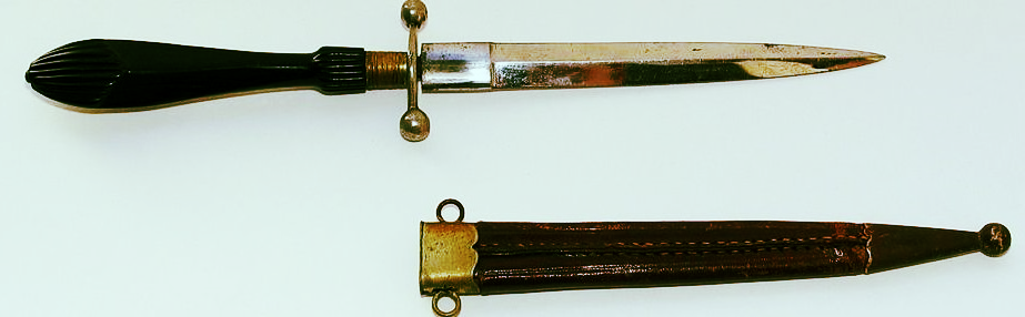 Этот кинжал был распространен во Франции с начала 16 века. Изначально он назывался «кинжал милосердия» и выполнял свою роль когда было необходимо добить противника либо в случаях сближенного боя.. Женщины же носили такой стилет для самообороны либо для устранения конкуренток. Потому что он идеально прятался под подвязку.
Длинна колющего лезвия составляет 10 см.
Длинна с рукоятью 19 см.
Мне очень повезло столкнуться в ломбарде с человеком, который его продавал, так как ему давали за него 11 тысяч рублей я забрал за 12.
Через пару месяцев он звонил и предлагал выкупить у меня его за 15 тысяч, но я отказался.
