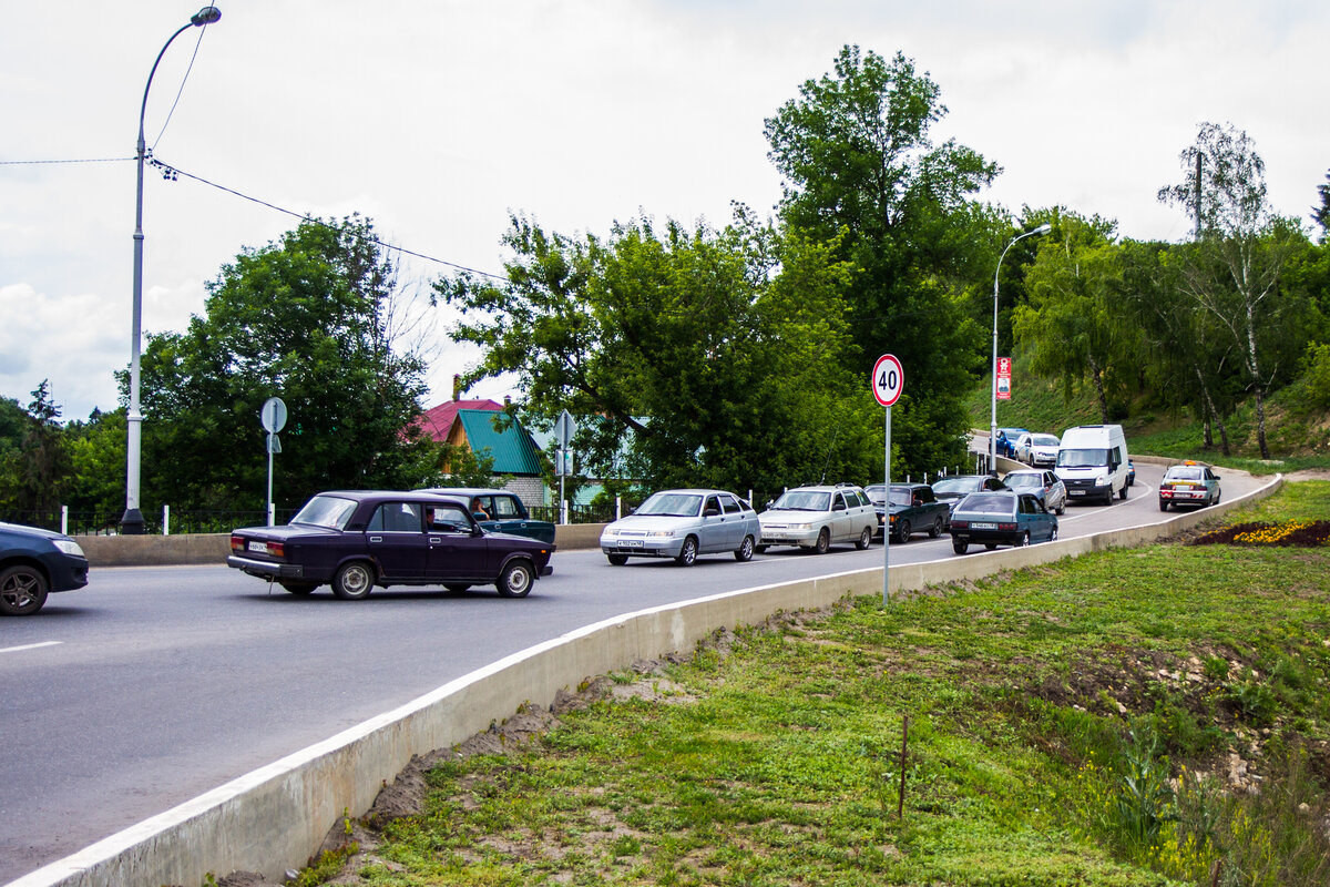 Подъем на Тяпкину гору. Слева внизу - речка Городянка. Где-то там находилось логово разбойников.