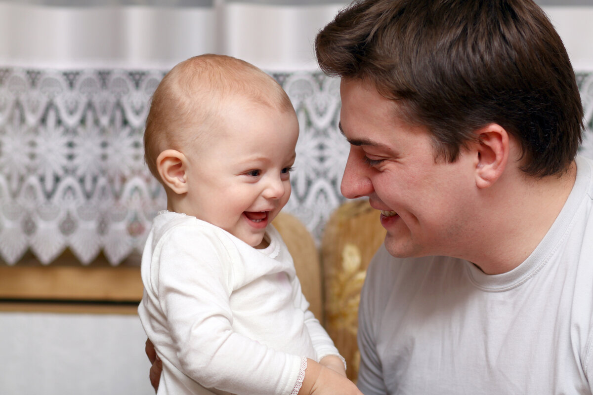 уставший отец. отец домохозяин. джон малкович молодой папа. хотим новый папа. день отца юмор.