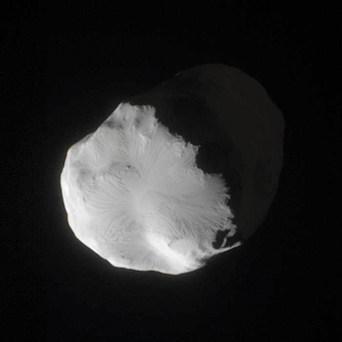  Маленький спутник Елена, сфотографированный аппаратом Кассини.