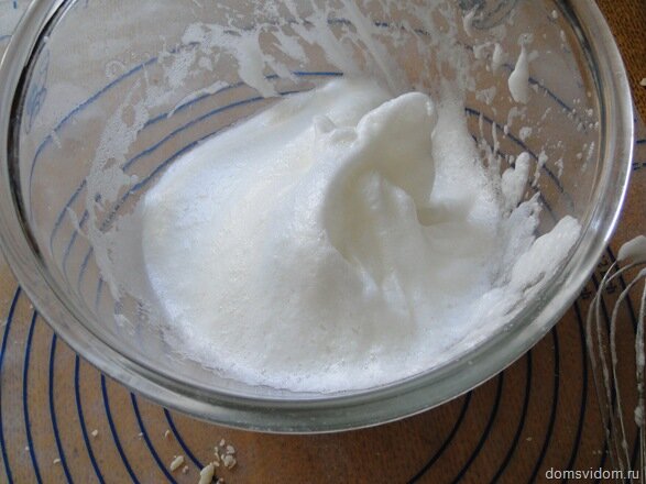  Взбить белки до устойчивых пиков. Просеять в них сахарную пудру, какао, муку. Добавить столовую ложку воды и перемешать.

