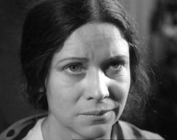 Клавдия Половикова в фильме «Рваные башмаки» (1933)