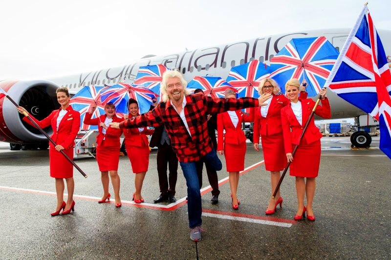 Сэр Ричард Брэнсон (Sir Richard Branson) на фоне самолёта его британского проекта Virgin Atlantic