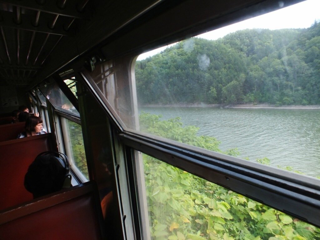  Эта ветка тянется на 25 километров по тайге, горам и на своём пути пересекает очень много рек, благодаря чему изобилует мостами, тоннелями и противолавинными галереями. 
До посёлка Николайчук добирались на небольшом тепловозе. 