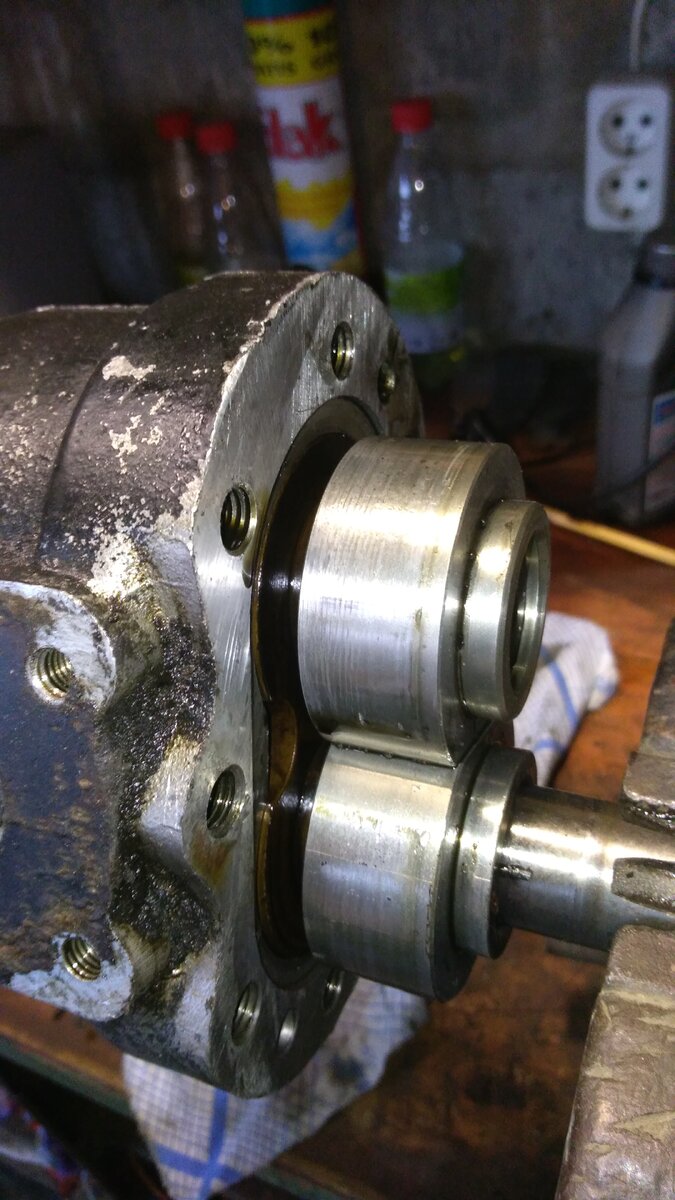 Зажав вал в тиски и начав выбивать я сходу заметил отсутствие резиновой "З" образной прокладки.