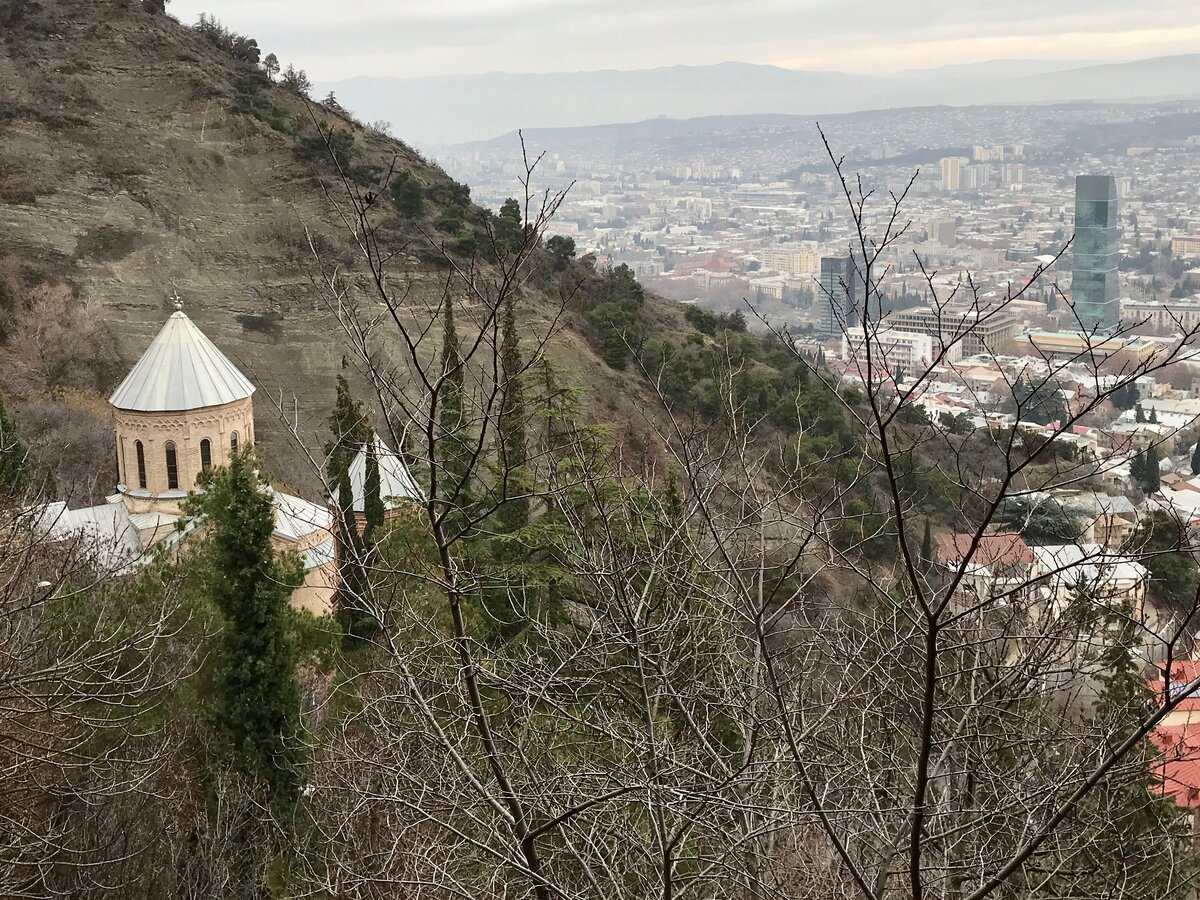                                                  Вид на церковь с фуникулера.