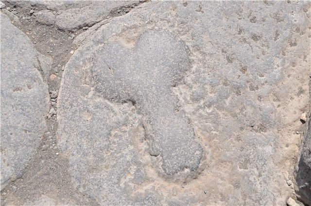 Считалось, что женщина, постоявшая на нем вскоре успешно забеременеет.