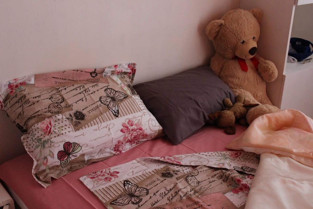 А вот игрушки мы таки притащили дочкины... Которые уж совсем любимые :)