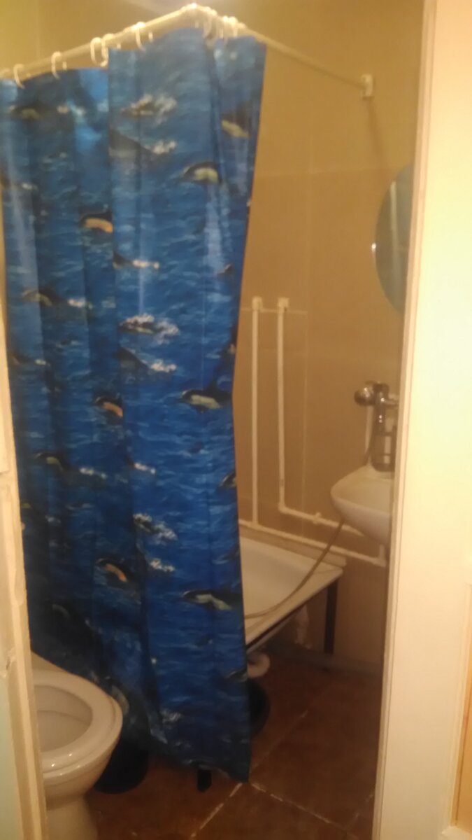 Вот такие я и сделал. Размер 1,5х1,5 метра. Экономным людям подсказываю: смеситель один на умывальник и душевную. Просто носик длинный, чтобы и там и там доставал.