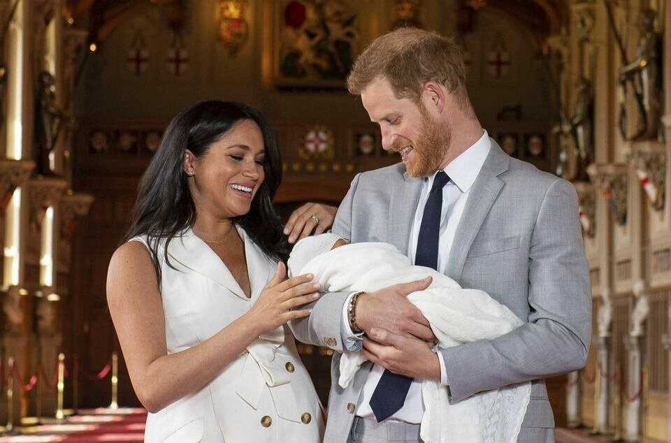 Перша дитина Меган і Гаррі вже в світі.  Як тільки Меган Маркл оголосив про свою вагітність усьому світу, всі почали думати про ім'я, яке принц Гаррі та його дружина обрали для своєї першої дитини. Британська королівська сім'я жодним чином не сприяла чиємусь завданню - навіть не було відомо, чи прийде хлопчик чи дівчина на світ. Після народження " Baby Sussex ", коли дитина Meghan і Harry спочатку називалася в засобах масової інформації, ми нарешті дізналися, що задіяні лише чоловічі імена. 