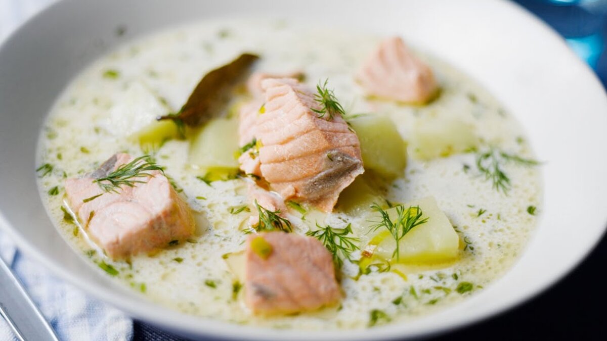 1) Варим рыбу с лавровым листом до готовности, отделяем мясо от костей и засыпаем обратно в бульон.
2) После режем картофель и засыпаем в кастрюлю.
3) Так же одновременно засыпаем нарезанную морковь с луком.
4) После чего нарезаем на ломтики сыр и добавляем в бульон (так он быстрее расплавится) и не в коем случае не экспериментируйте с твердыми сортами, весь сыр останется на ложке при помешивании, а суп будет ужасен.
5) На финальной стадии добавляем зелень и соль, перец по вкусу.