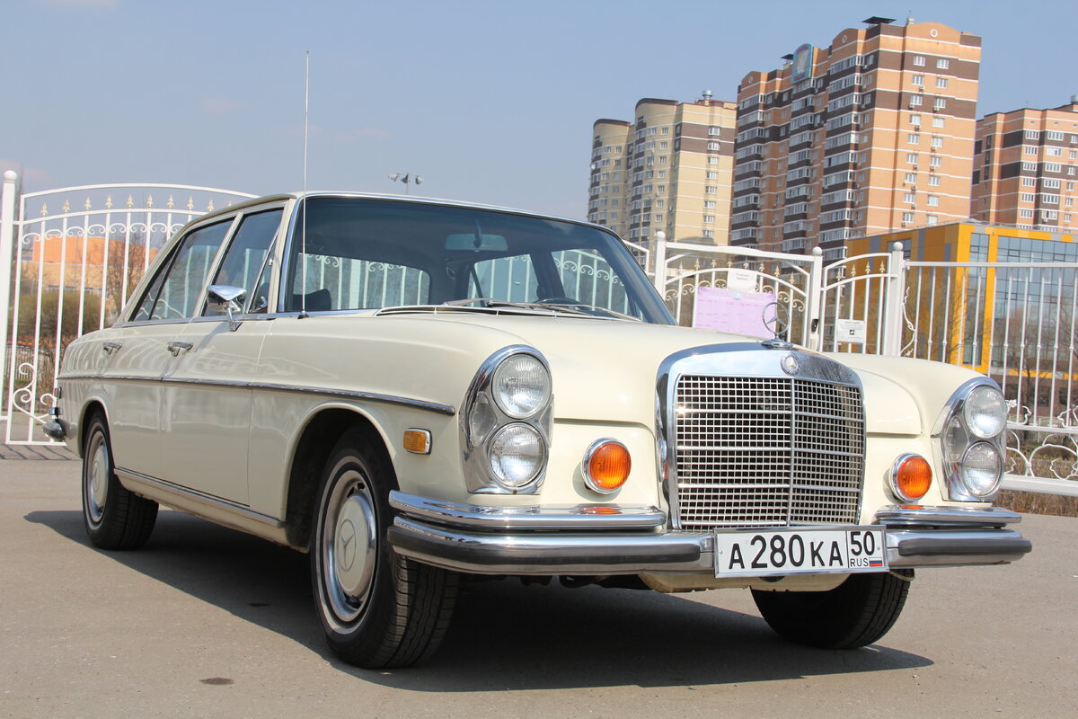 У нас на тесте Mercedes 280 SEL с 4,5 литровым мотором , 3-ступенчатым автоматом, заднеприводный, без пневмоподвески.