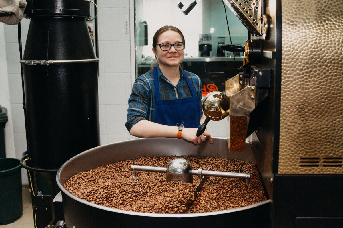 оборудование для обжарки кофе. свежеобжаренные зерна кофе. обжарка кофейных зерен. барабан для обжарки кофе. сбор кофе.