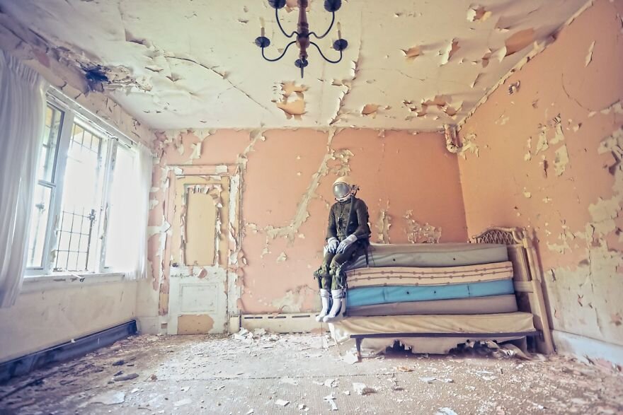 Карен Ежик, Возвращение. Созданный  образ фотохудожницы, зацепил меня, так как сюжет картины схож с моим психологическим состоянием - разочарованием, которое испытала, вернувшись на Землю. Это ожидаемый конец агрессивной цивилизации, зарисовка нашего мира