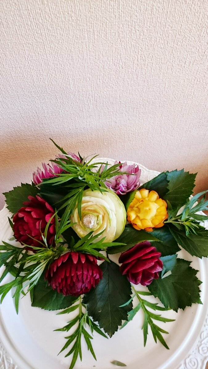 Цветы из свеклы, редьки зеленой, лука репчатого и сливы!