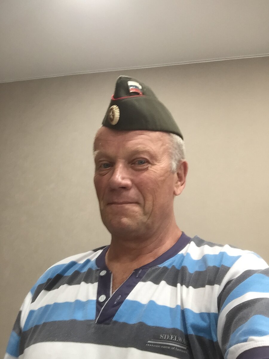 На фото автор в пилотке грачевского образца...