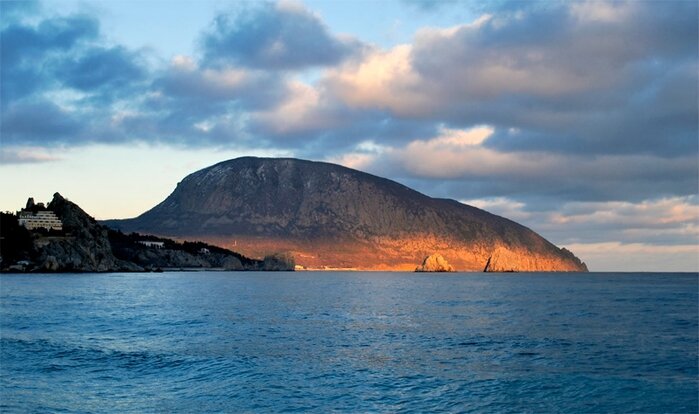     Бывший дипломат добавляет, что только "мудрость" украинских властей позволила тогда остаться Крыму на Украине. Естественно, сам себя не похвалишь, никто больше этого не сделает. В девяносто четвёртом году Крыму был предоставлен статус автономии и это якобы решило его судьбу. Чем это закончилось, мы знаем.