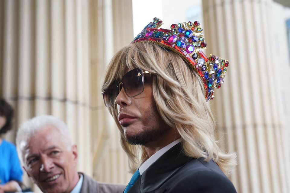 На апелляционное заседание Сергей Зверев явился в новой , сверкающей короне.