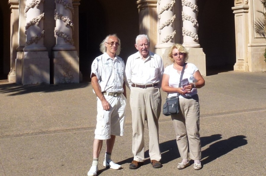 Вот он сам, по центру

