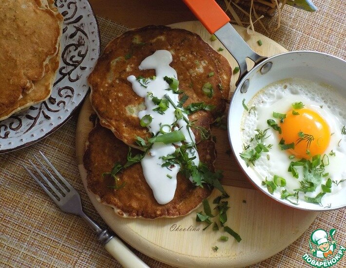 Толстые блины на кефире, тесто которых сделано из геркулеса, цельнозерновой муки и брокколи. Полезная еда на завтрак.