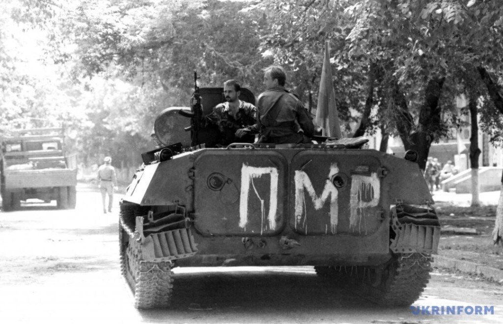        В 1992 году сюда приехал генерал Лебедь, встретился со всеми сторонами конфликта и сказал: "Если я услышу еще один выстрел, то завтракать я буду в Тирасполе, обедать в Кишиневе, а ужинать в Бухаресте". На этом война закончилась. Лебедю поверили.