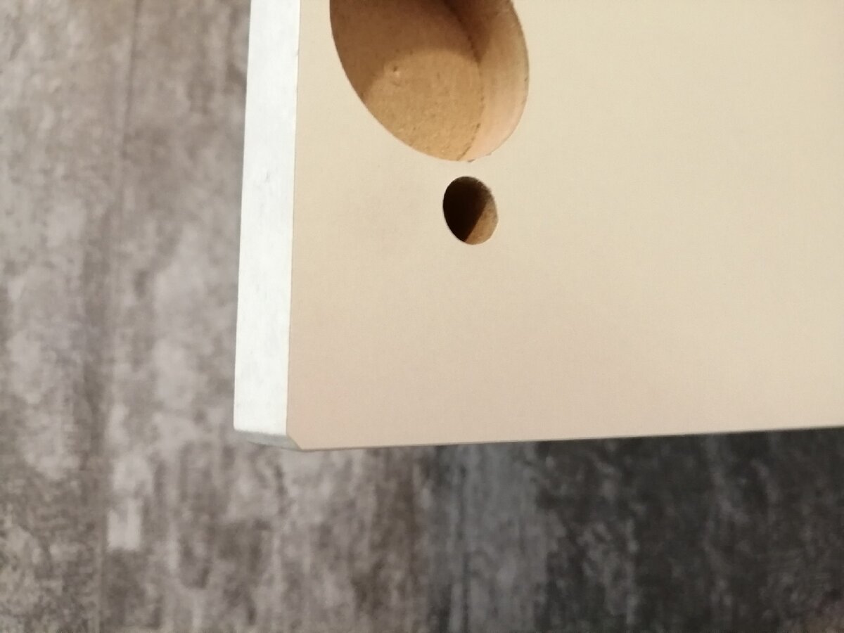 Дырки в фасадах с внутренней стороны — это нормально. Модульные и проектные кухни всегда фрезеруют на обе стороны. Лишние дырки просто закрываются заглушками. 