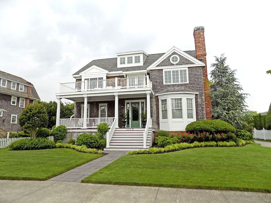 Небольшой уютный дом с верандой и зеленой лужайкой был и является воплощением американской мечты