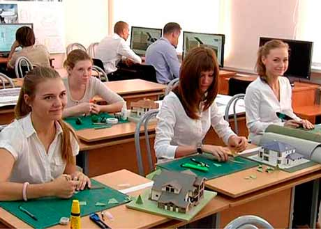 * Студенты архитектурно-строительного техникума на занятиях